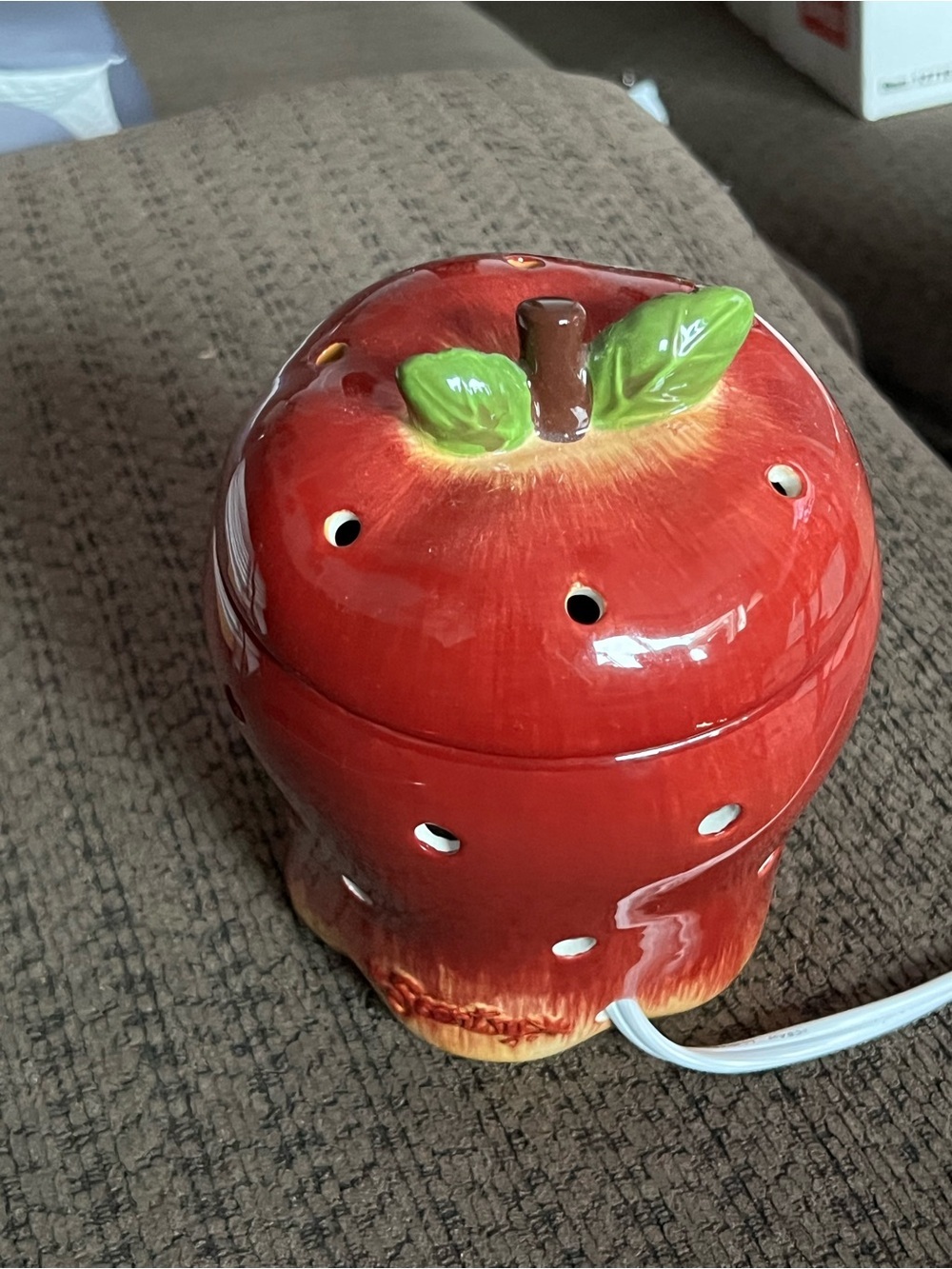 Scentsy Apple Full-Size Ceramic Wax Warmer Night Light Warmer - Picture 2 of 8